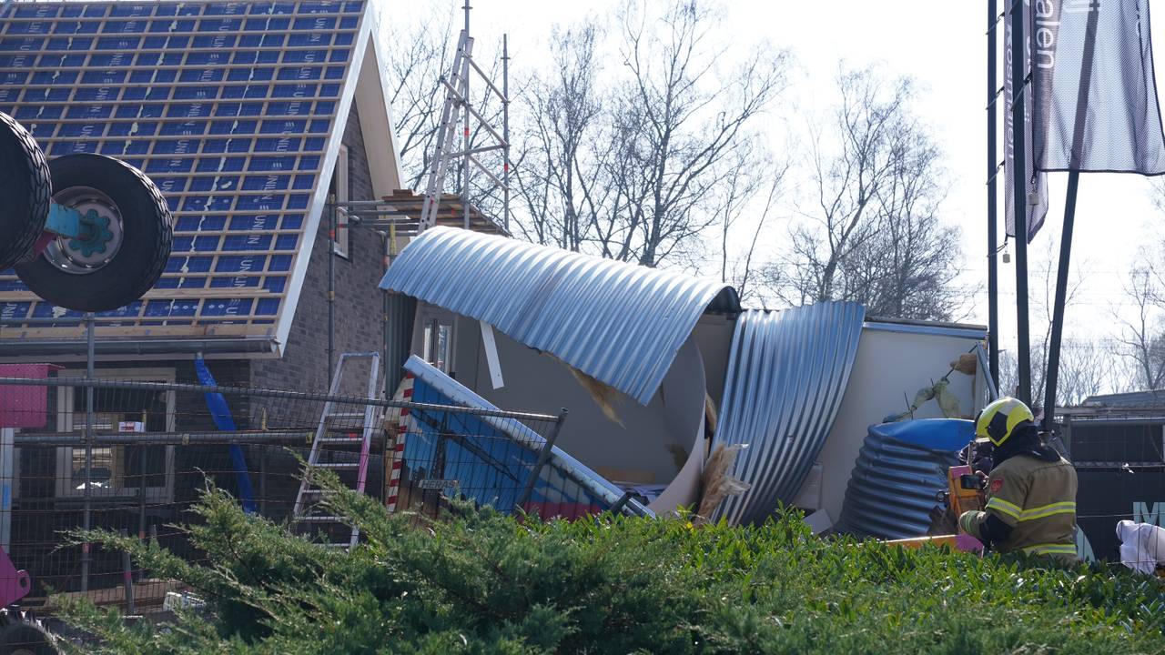 De keet was zwaar beschadigd. (Foto: SQ Vision/Bart Meesters).