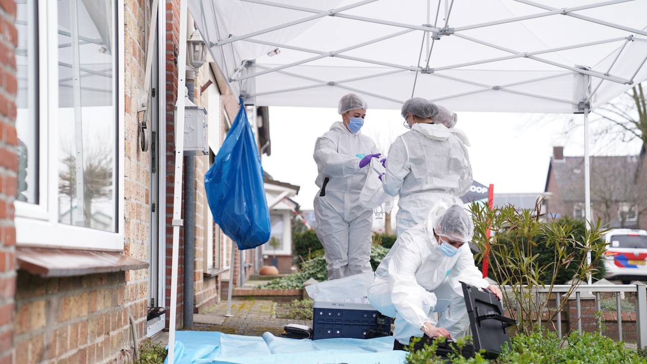 De Forensische Opsporing aan het werk bij de woning (Foto: SQ Vision/Bart Meesters).