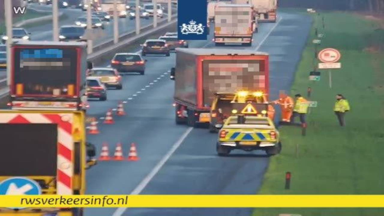 De kapotte vrachtauto. (Foto: Rijkswaterstaat).