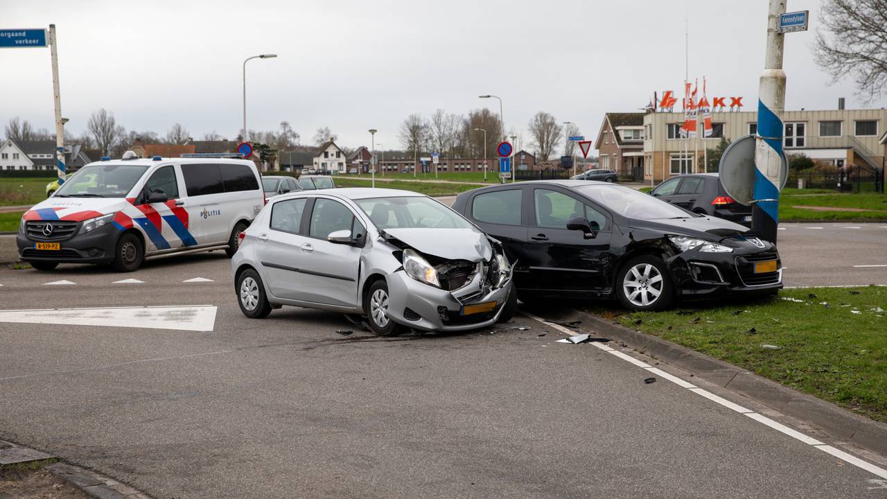 De schade aan de auto's na het ongeval (Foto: SQ Vision/Christian Traets).