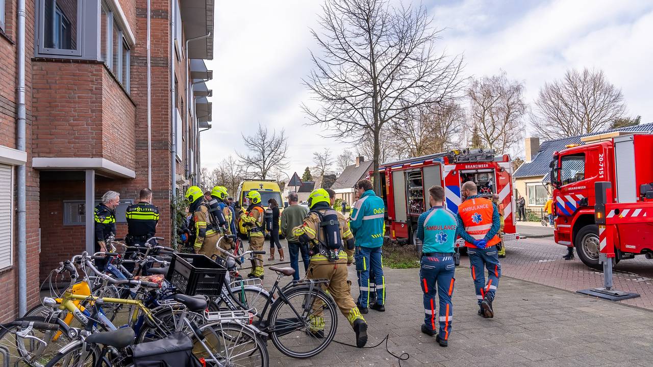 Een pand in Waalwijk moest worden ontruimd doordat een wasdroger in brand vloog (foto: SQ Vision/Iwan van Dun).
