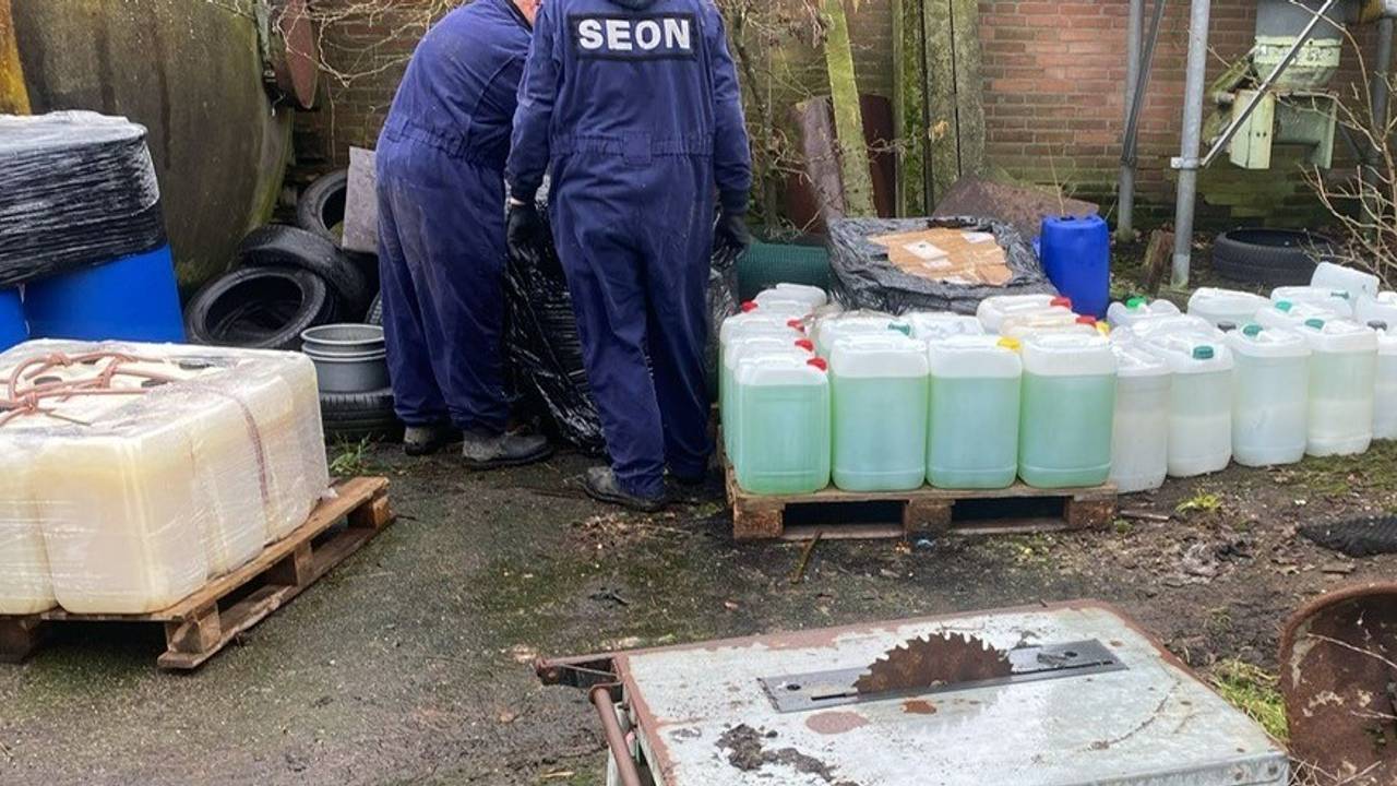 Vaten met drugsafval (foto: Peelland Interventie Team)