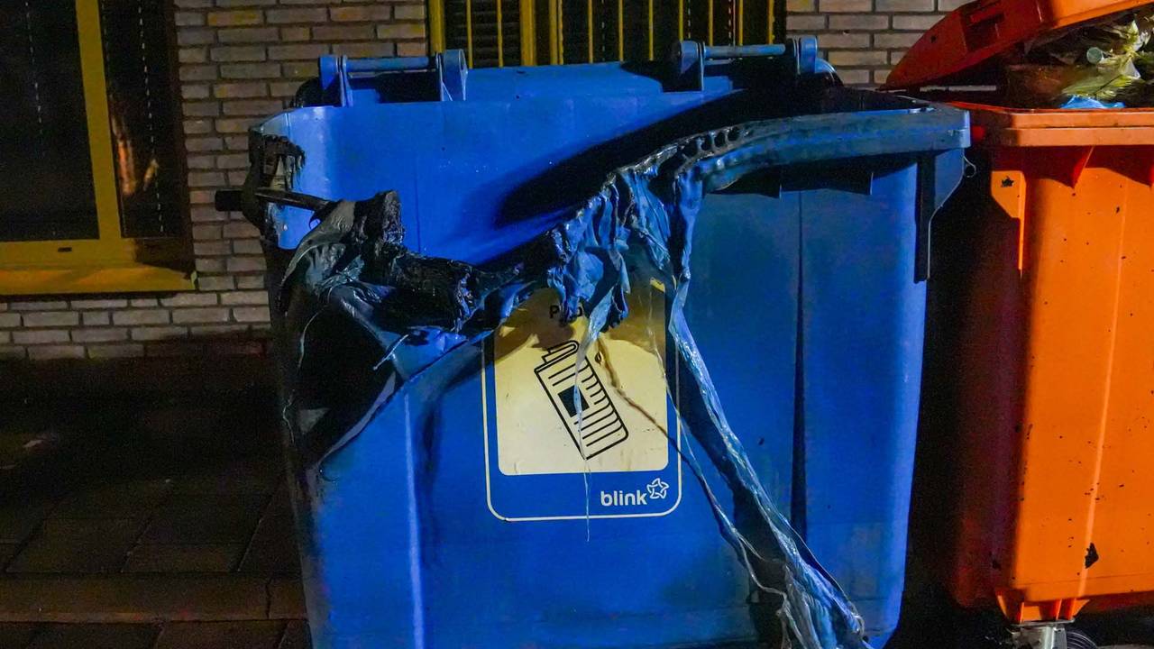 Papiercontainer in brand bij flat (foto: SQ Vision)