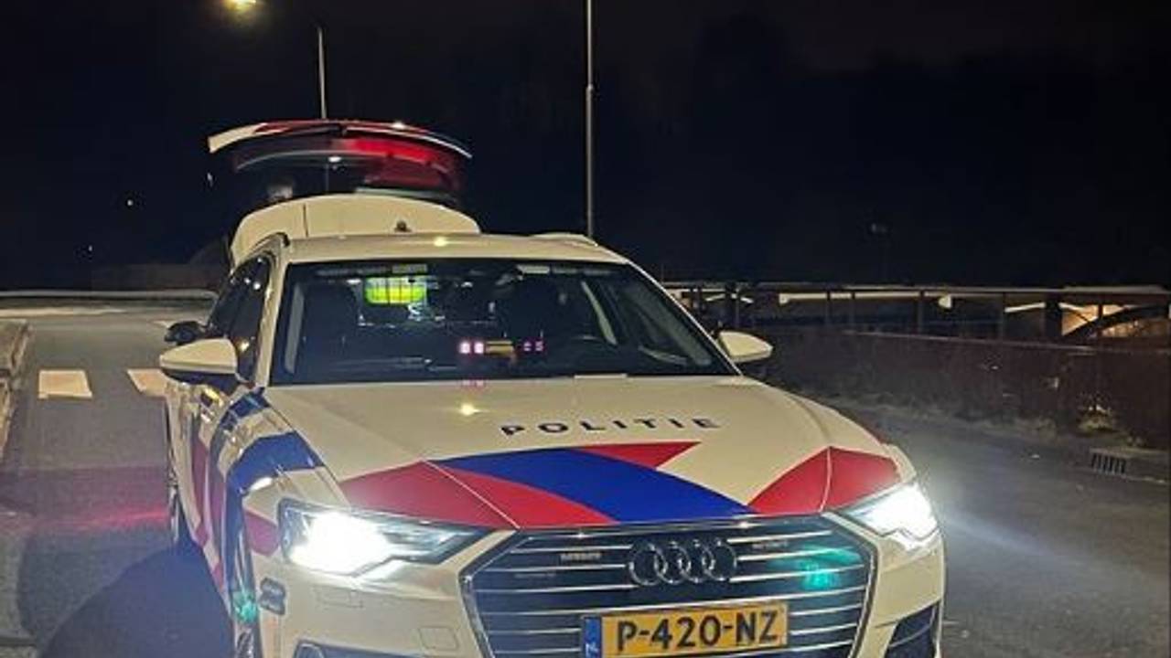 De Franse auto viel de verkeerspolitie op, omdat de verlichting van de auto defect was (foto: Instagram Verkeerspolitie Zuidwest-Brabant).