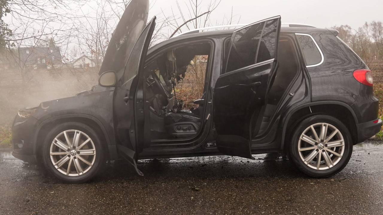 De door het vuur vernielde auto (Foto: SQ Vision/Harrie Grijseels).