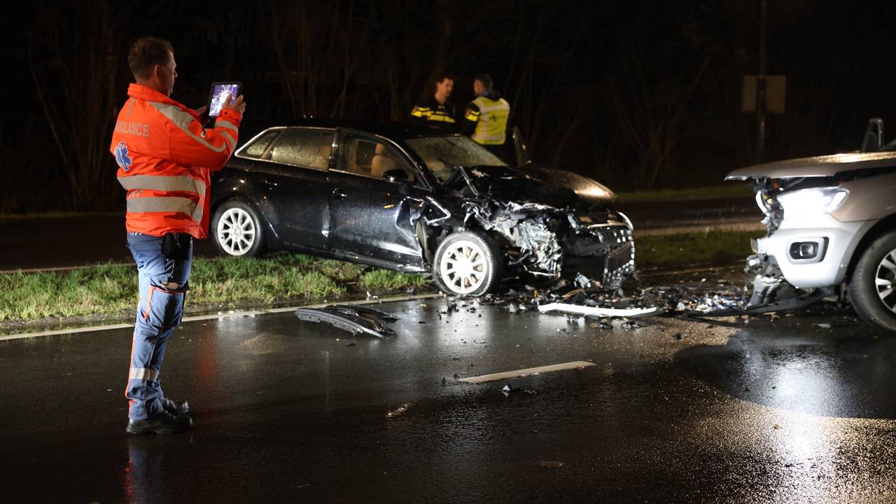 Hulpdiensten onderzoek naar het ongeval (Foto: SQ Vision/Sander van Gils).