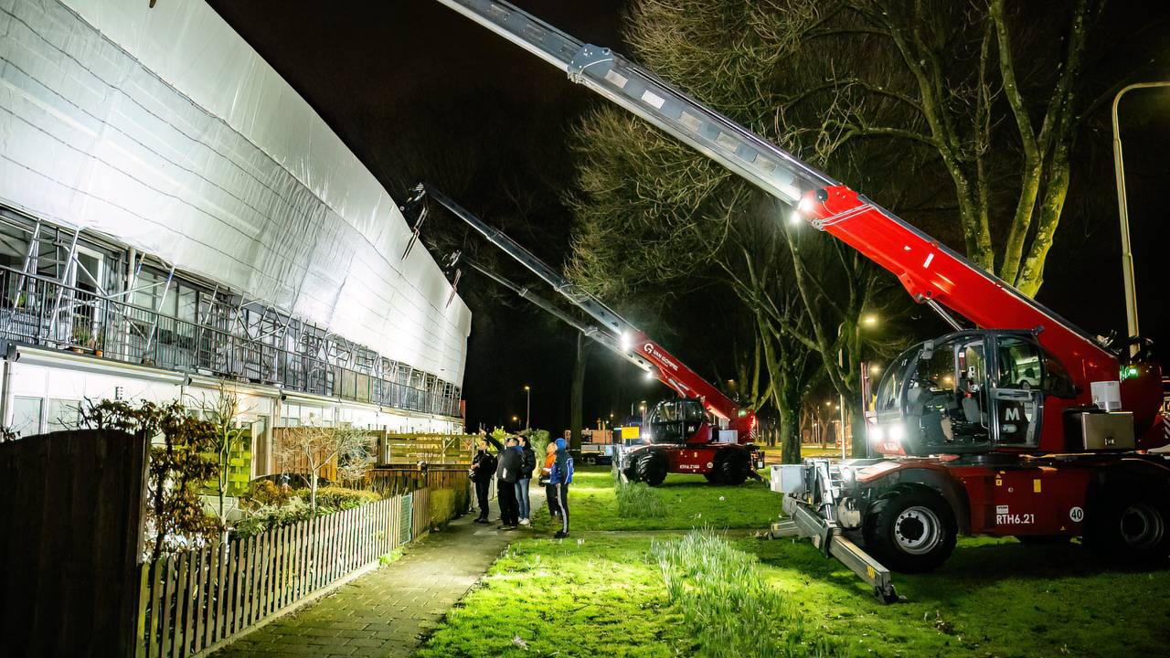 Verreikers ondersteunen de steigers (Foto: SQ Vision/Jack Brekelmans).