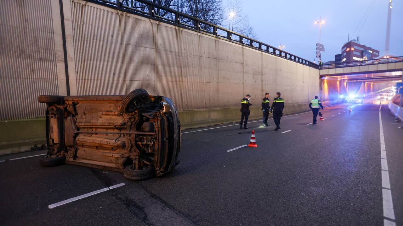 Auto landt op de zijkant bij tunnel (Foto: SQ Vision/Arno van der Linden).
