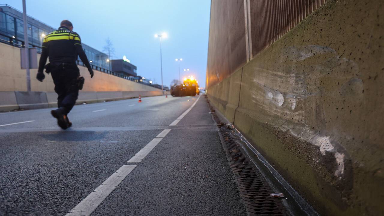 Auto landt op de zijkant bij tunnel (Foto: SQ Vision/Arno van der Linden).