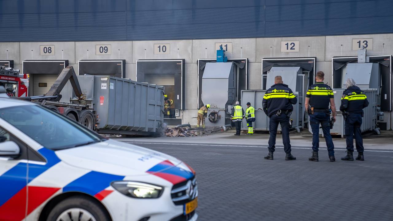 De brand in de papiercontainer (Foto: SQ Vision/Iwan van Dun).