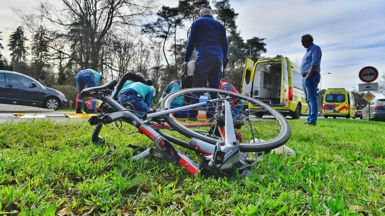 Fietser zwaargewond in Leende (foto: Rico Vogels/SQ Vision). 