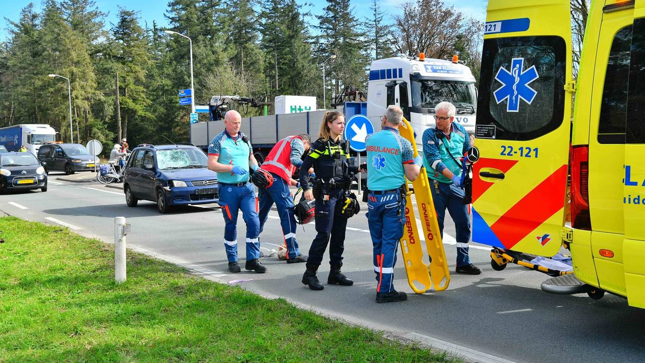 Fietser zwaargewond in Leende (foto: Rico Vogels/SQ Vision). 