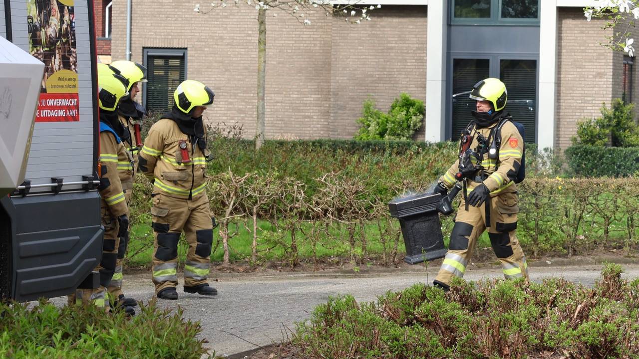 Brandweerlieden bij het appartement (Foto: SQ Vision/Sander van Gils).