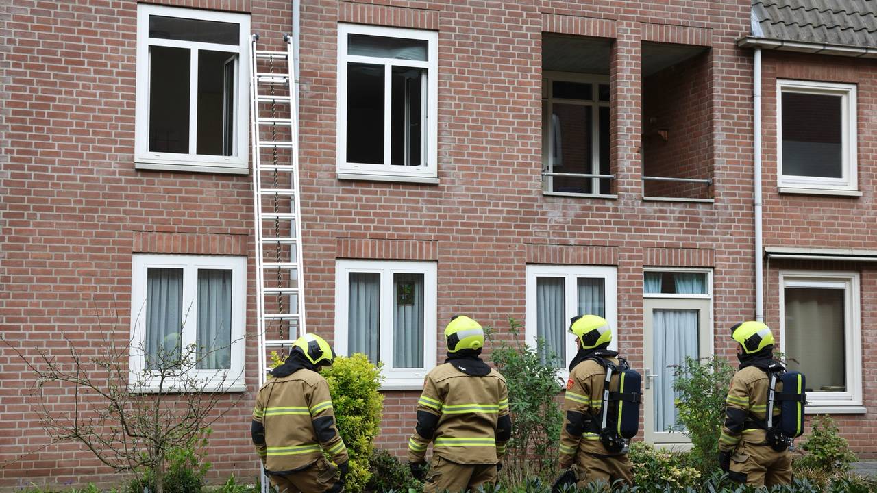 Brandweerlieden bij het appartement (Foto: SQ Vision/Sander van Gils).