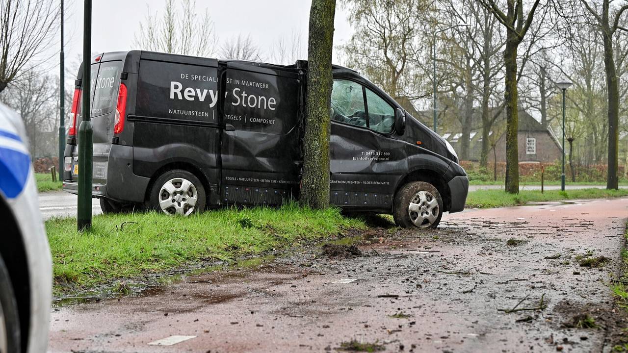 Het gehavende busje (Foto: SQ Vision/Toby de Korte).