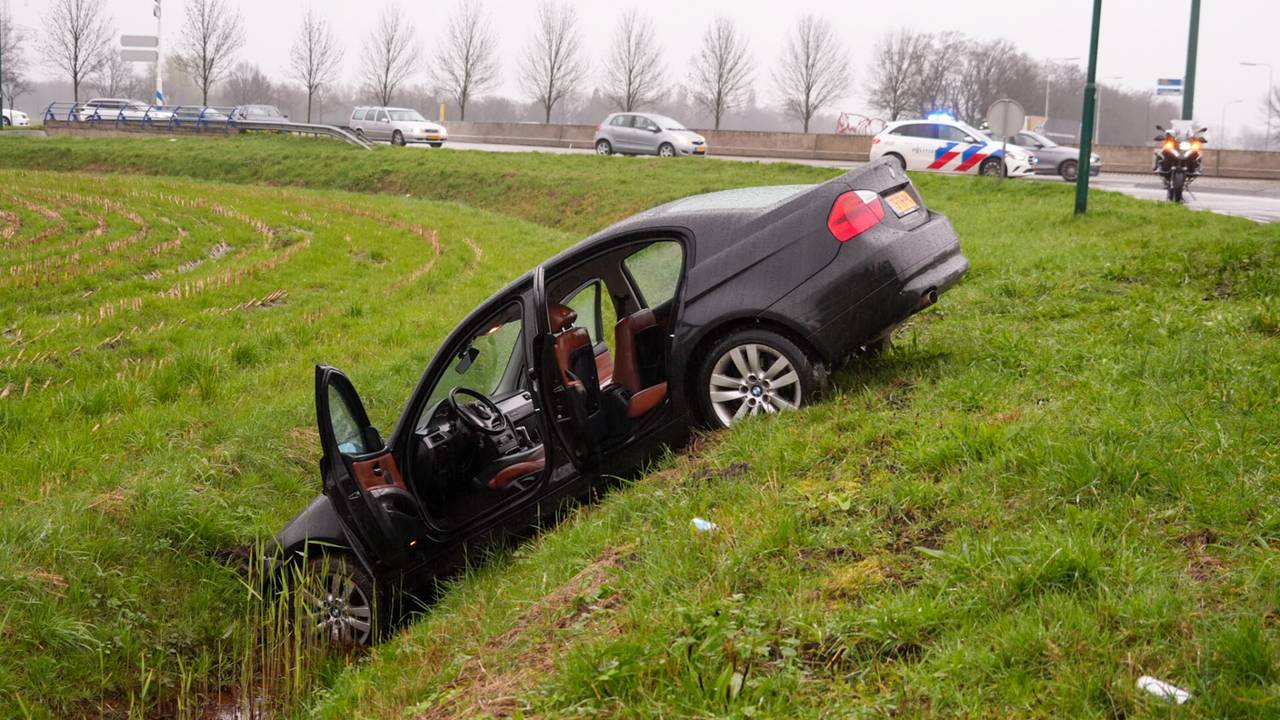 De auto die in de sloot belandde (Foto: SQ Vision/Harrie Grijseels).