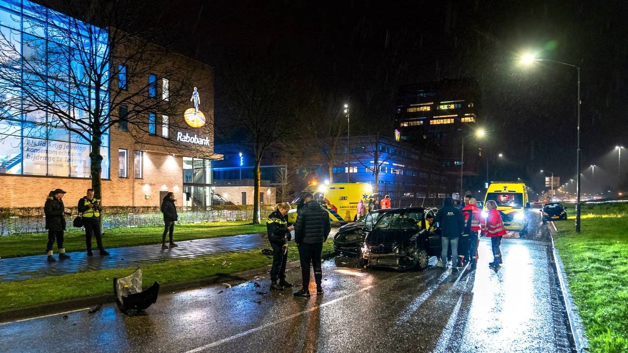De fors beschadigde auto's (Foto: SQ Vision/Iwan van Dun).