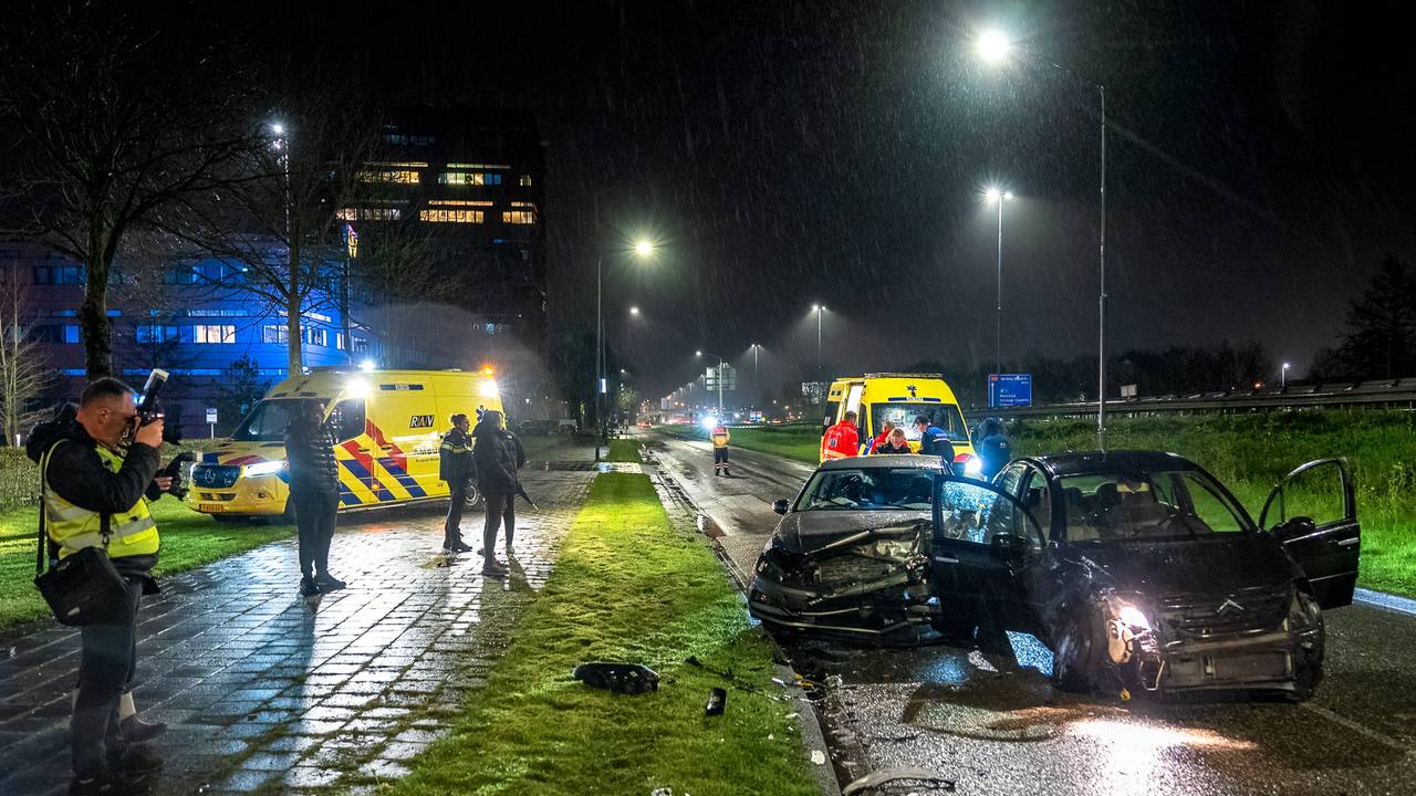 De fors beschadigde auto's (Foto: SQ Vision/Iwan van Dun).