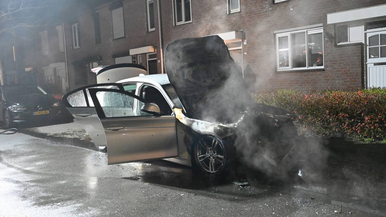 De auto in de Kesterenlaan in Breda raakte zwaar beschadigd (foto: Perry Roovers/SQ Vision).