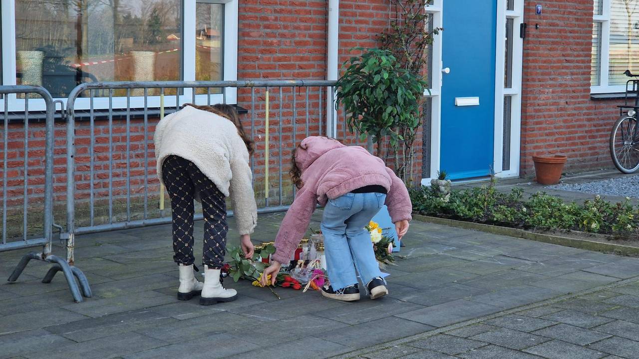 Bloemen bij het huis in Boekel waarin het drama plaatsvond.