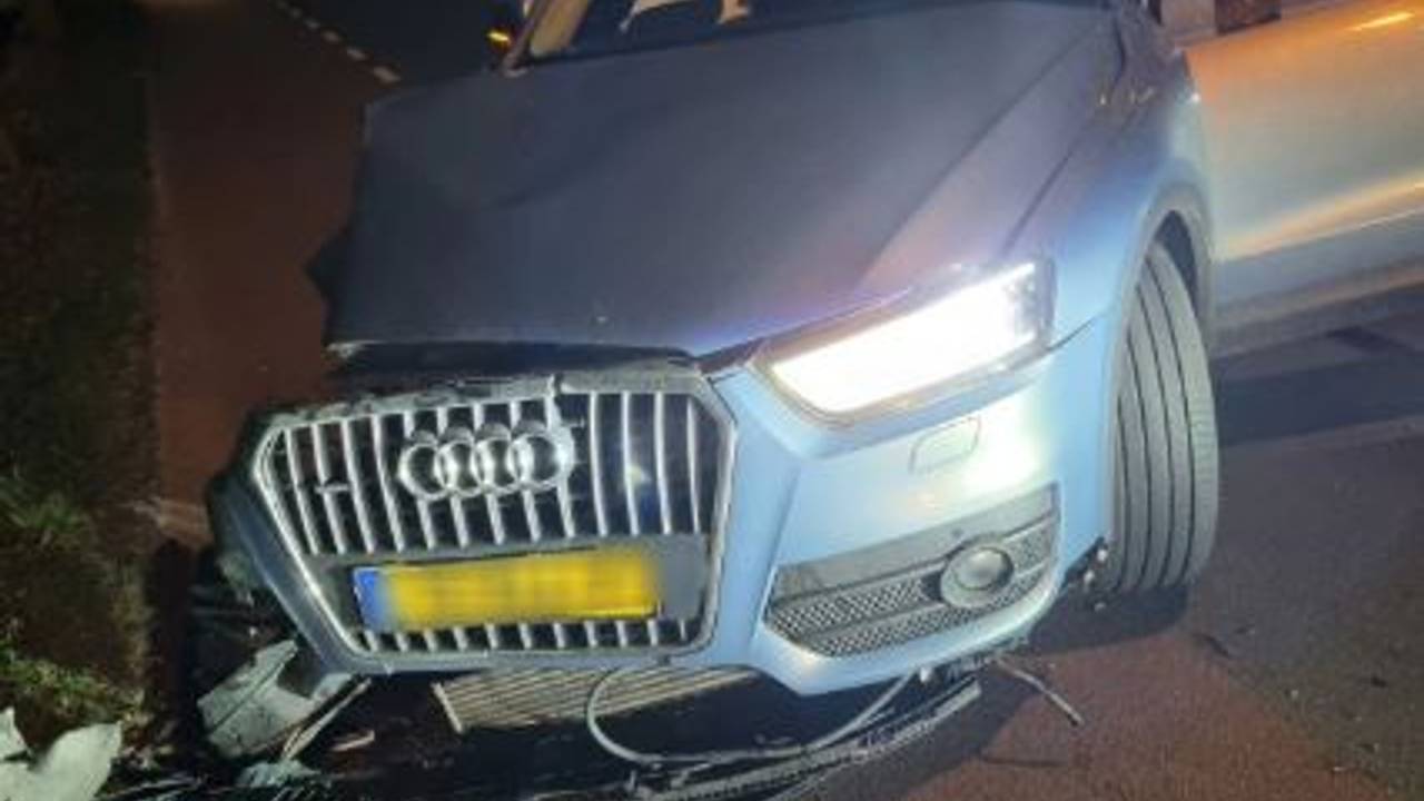 De auto raakte zwaar beschadigd (foto: Digitaal wijkagent Meierij).