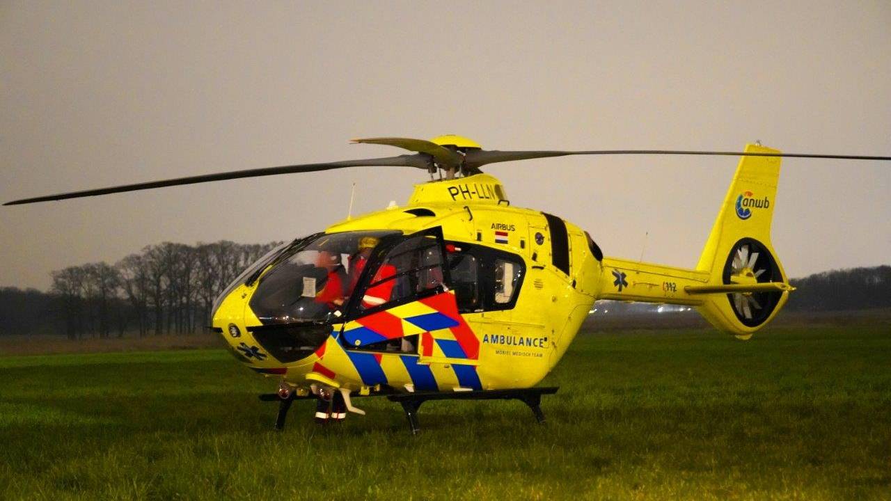 De traumaheli landde op een grasveld naast de Molenstraat in Helvoirt (foto: Bart Meesters).
