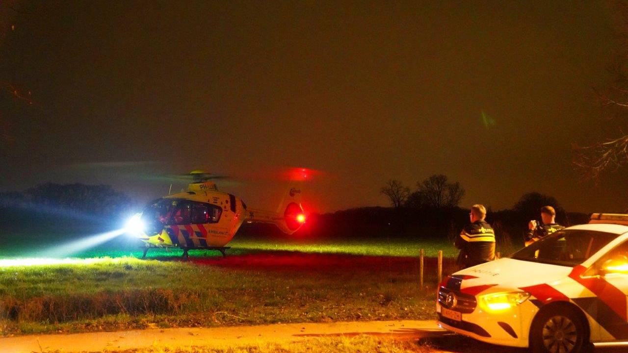 Agenten brachten het personeel van de traumaheli naar de plaats waar de medische situatie was (foto: Bart Meesters).
