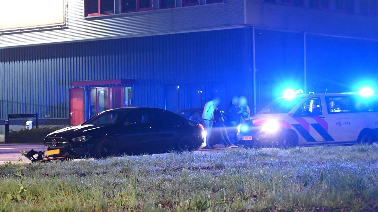 De auto's stonden na de botsing op de Konijnenberg in Breda zo'n vijfhonderd meter uit elkaar (foto: Perry Roovers/SQ Vision).