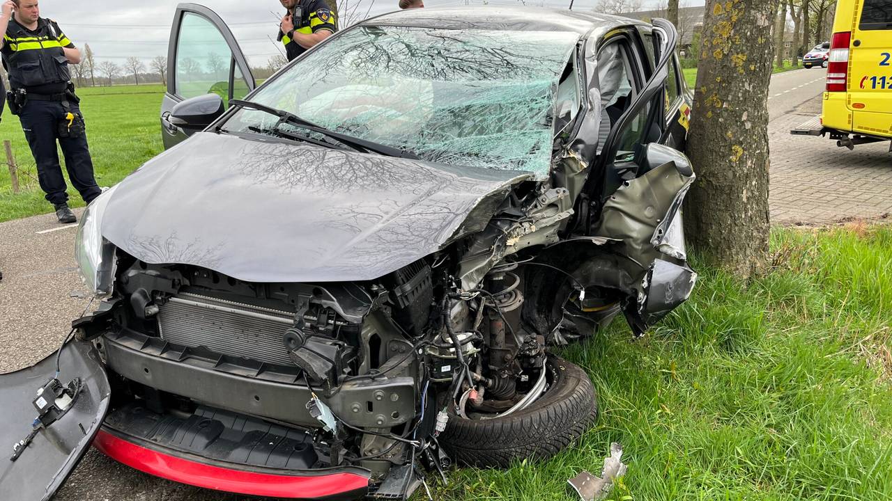 De auto van de vrouw is zwaar gehavend (Foto: SQ Vision/Jeroen Stuve).