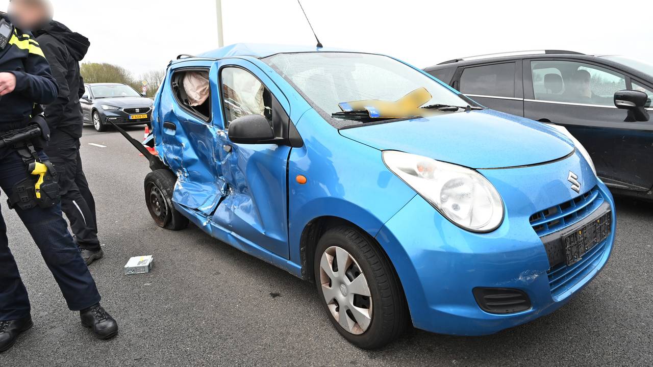 De vrachtauto en een auto raakte zwaar beschadigd (Foto: SQ Vision/Perry Roovers).