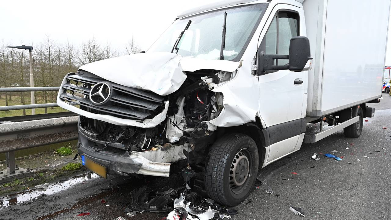 De vrachtauto en een auto raakte zwaar beschadigd (Foto: SQ Vision/Perry Roovers).