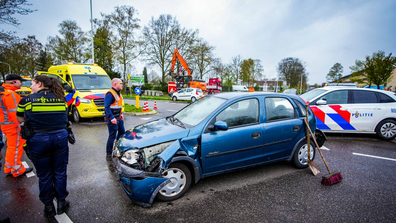 Een van de auto's raakte zwaar beschadigd (Foto: SQ Vision).