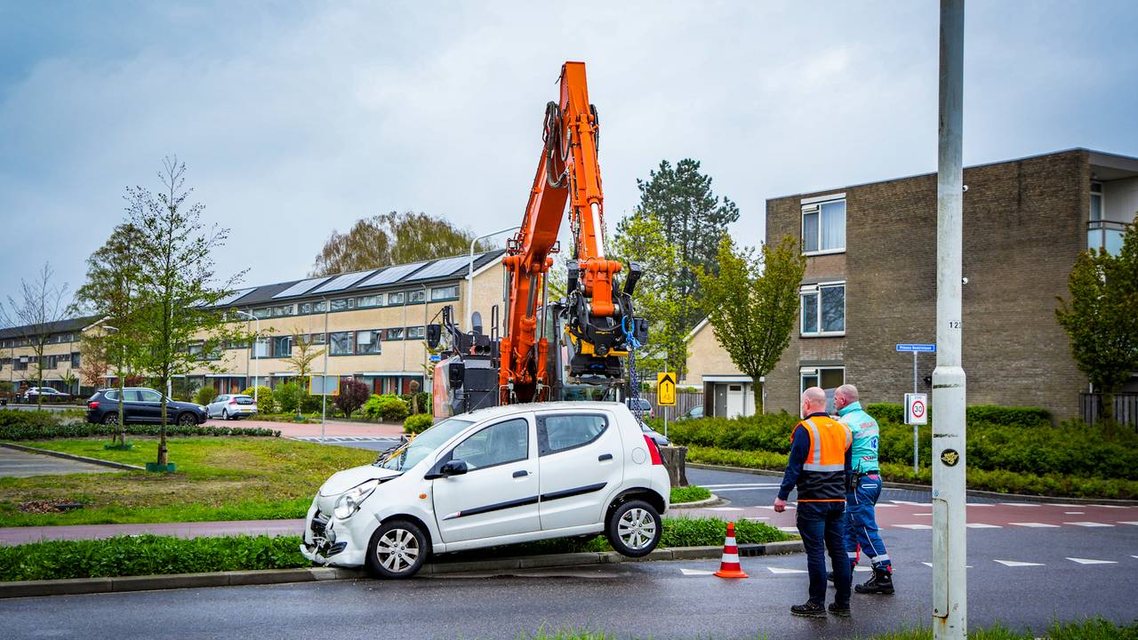 Een van de betrokken auto's werd door de graafmachine weggesleept (Foto: SQ Vision).