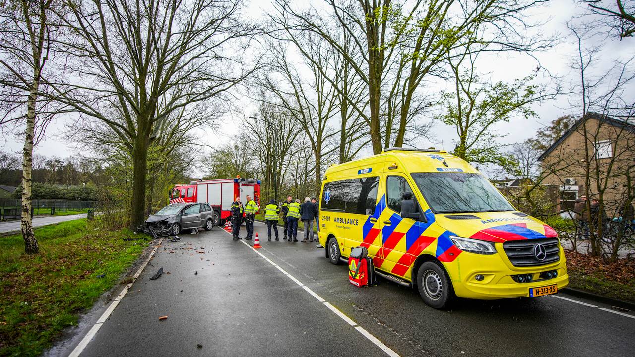 De ambulance nam de vrouw mee naar het ziekenhuis (Foto: SQ Vision).