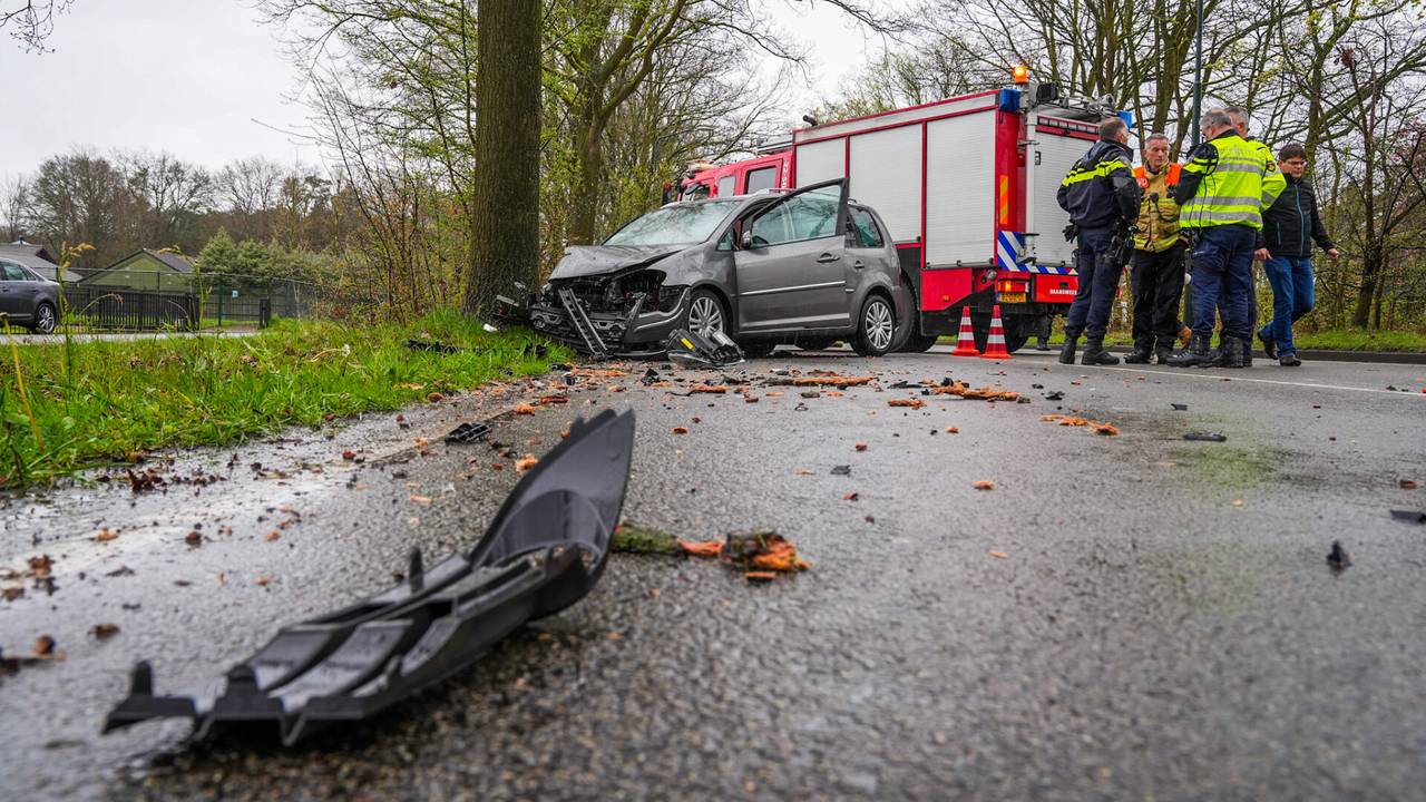 De auto verloor onderdelen bij de botsing (Foto: SQ Vision).