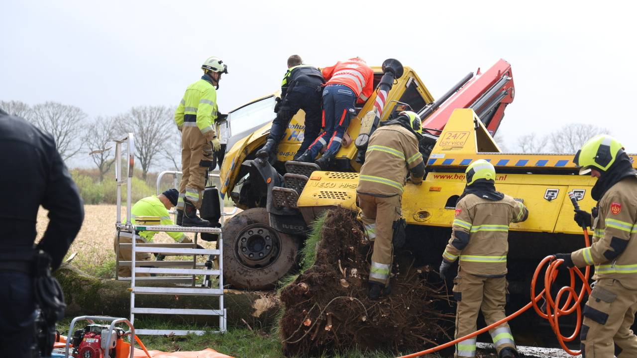 Brandweerlieden bezig om de chauffeur te bevrijden (Foto: SK-Media).