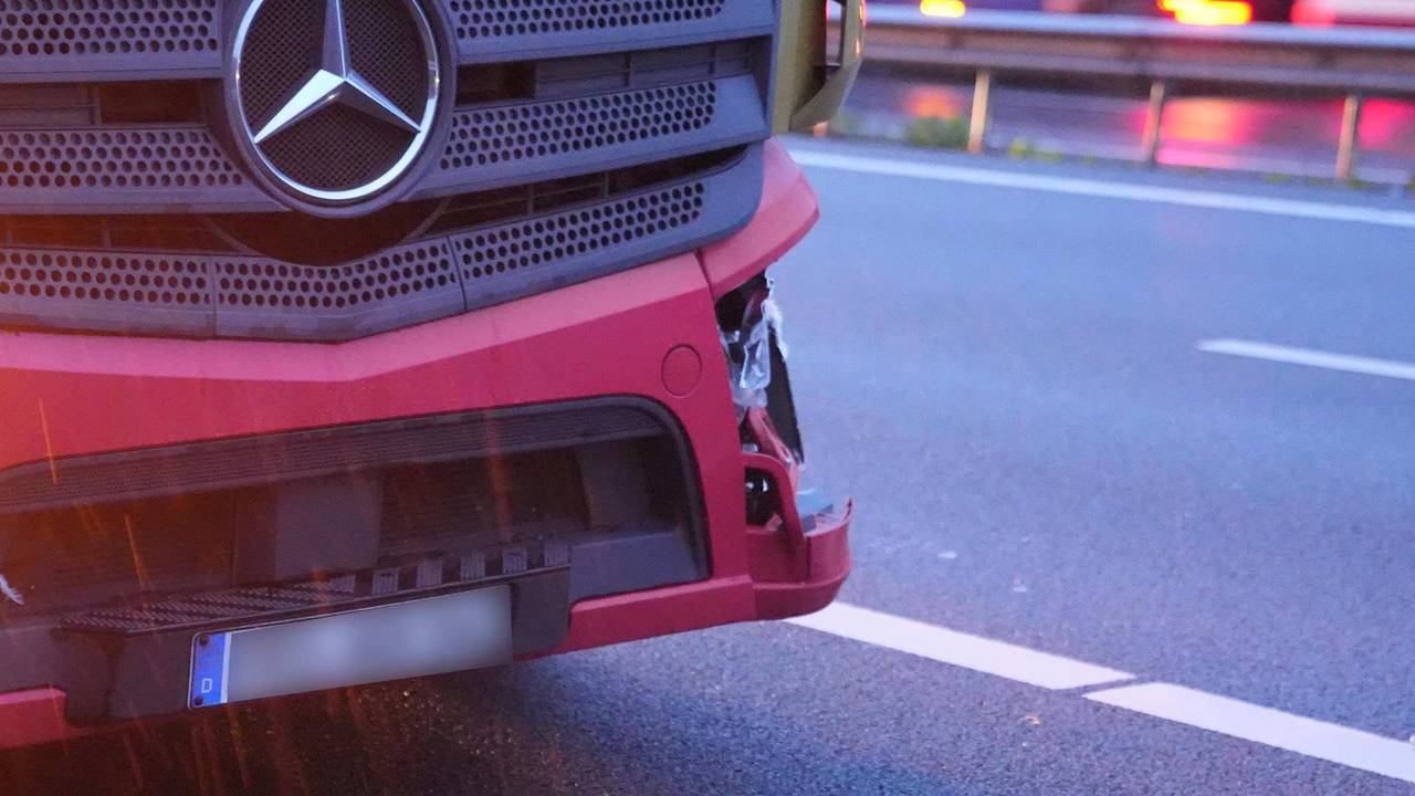 Ook de vrachtauto raakte beschadigd aan de voorkant (Foto: SQ Vision).