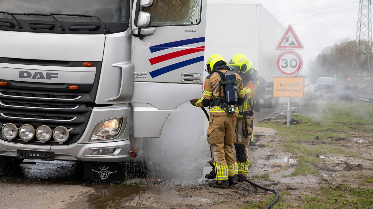 Brandweerlieden bij de vrachtwagen (Foto: SQ Vision/Christian Traets).