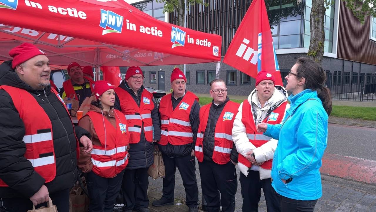 Medewerkers van de industriële wasserij CWS in Den Bosch staken (foto: Megan Hanegraaf).