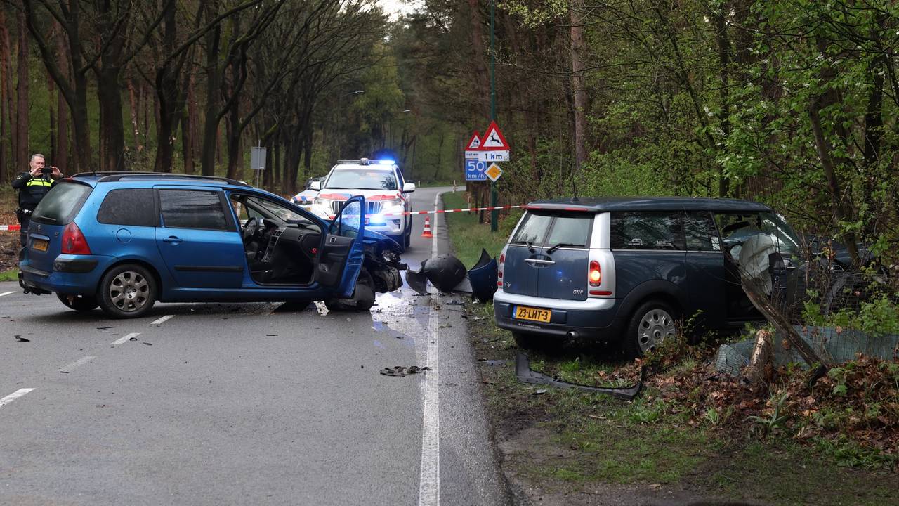 De weg is afgesloten na het ongeluk (Foto: SQ Vision/Sander van Gils).