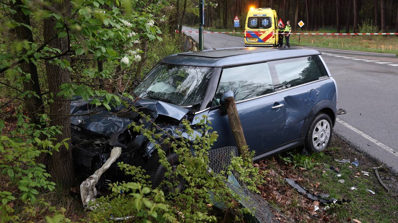 Een van de auto's eindigde tegen een boom aan (Foto: SQ Vision/Sander van Gils).