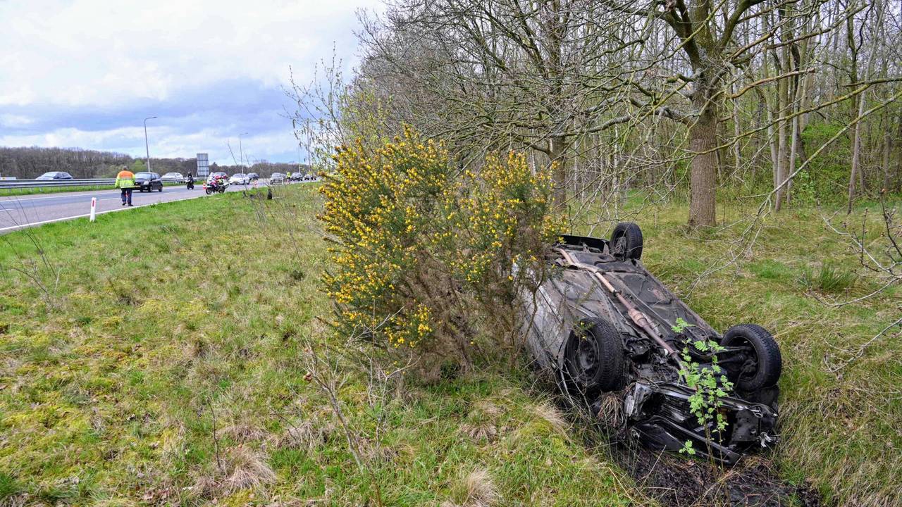 De auto kwam ver van de snelweg terecht (Foto: SQ Vision/Tom van der Put).