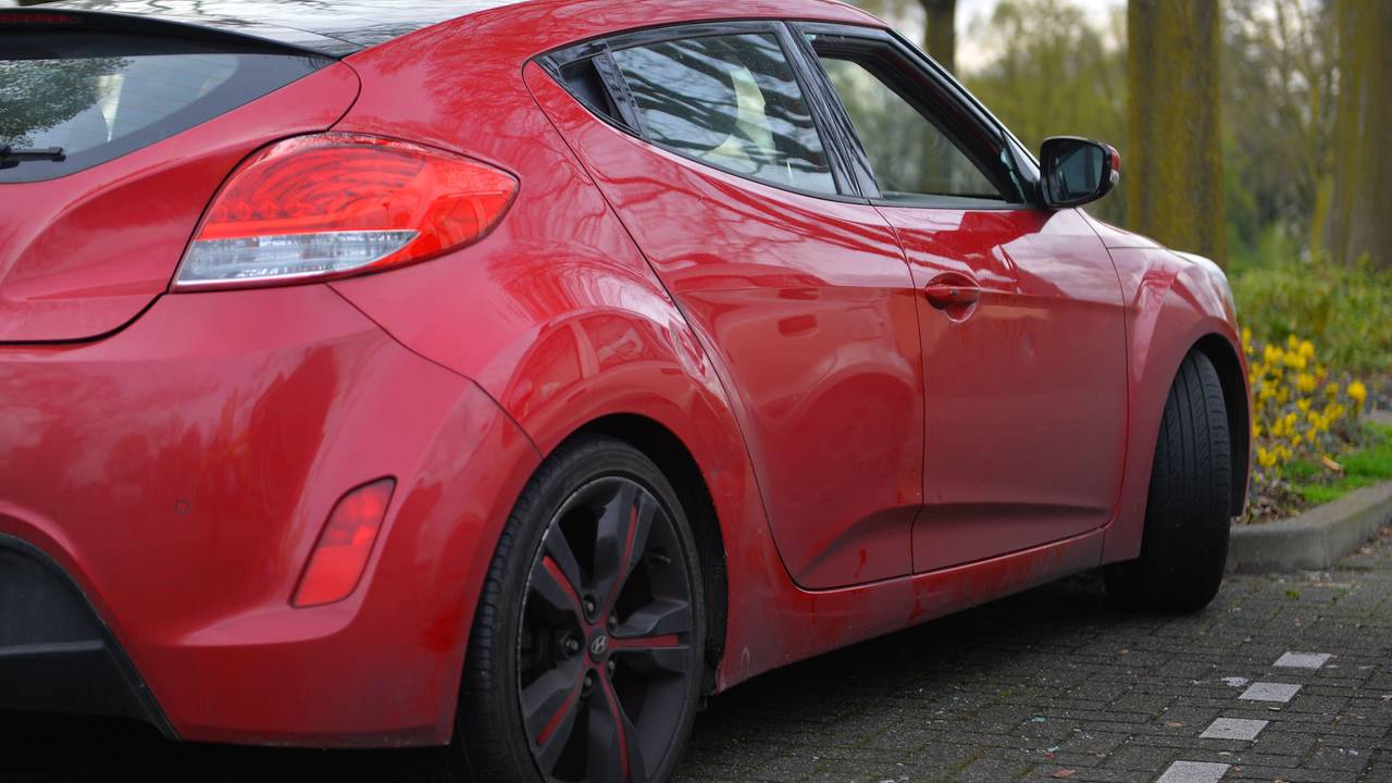 De auto waarvan de ruit werd ingeslagen (Foto: SQ Vision/Walter van Bussel).