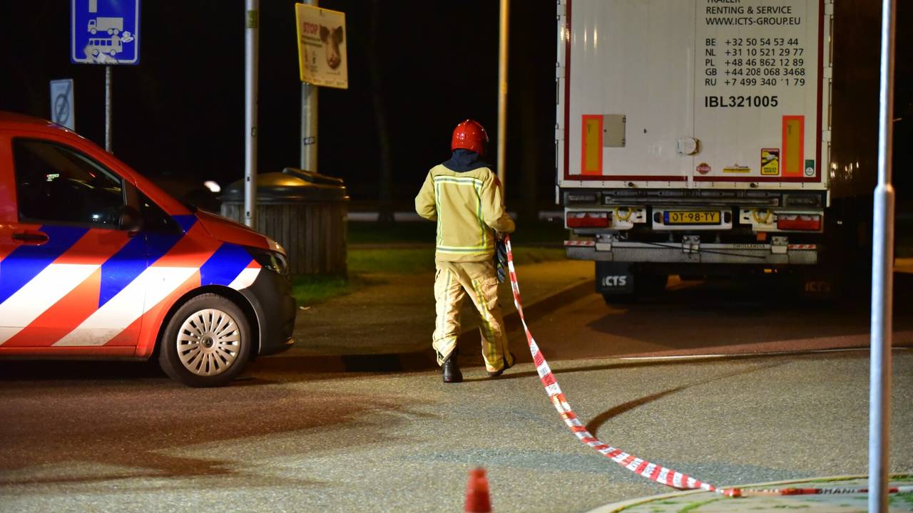 De brandweer deed metingen bij de vrachtauto langs de A2 (Foto: SQ Vision).