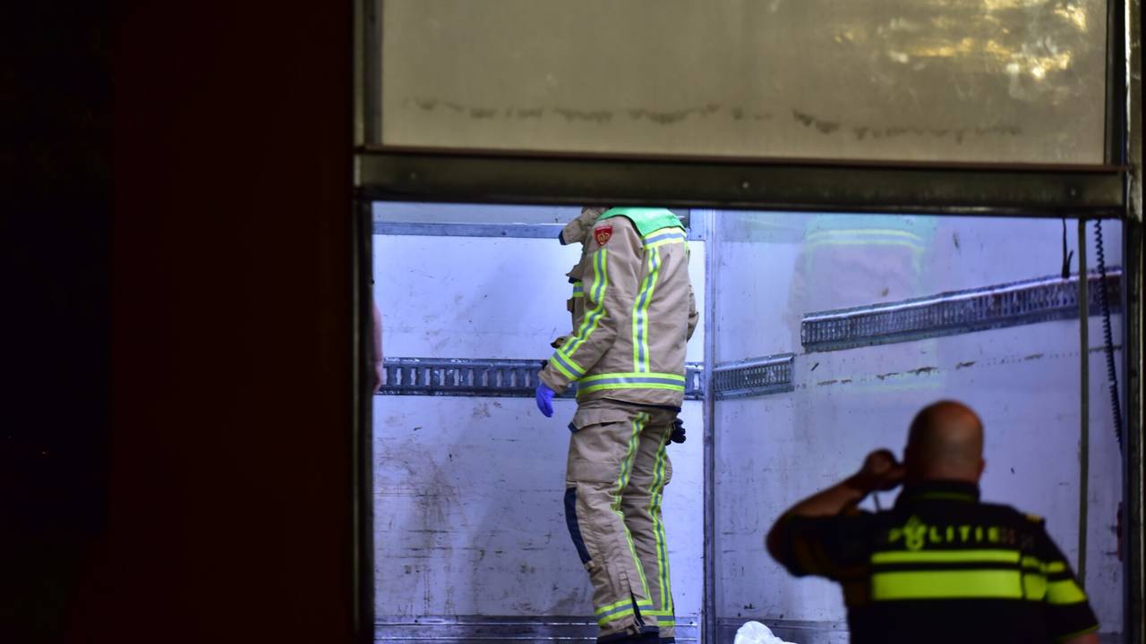 De brandweer deed metingen bij de vrachtauto (Foto: SQ Vision).