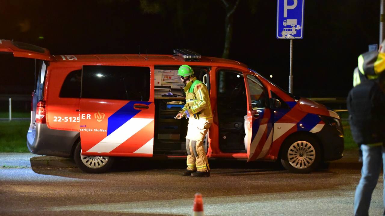 De brandweer deed metingen bij de vrachtauto (Foto: SQ Vision).
