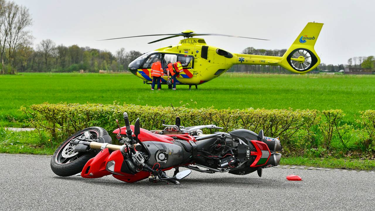 In Soerendonk gleed een motorrijder over de grond tegen een tegemoetkomende auto aan (foto: Rico Vogels/SQ Vision).