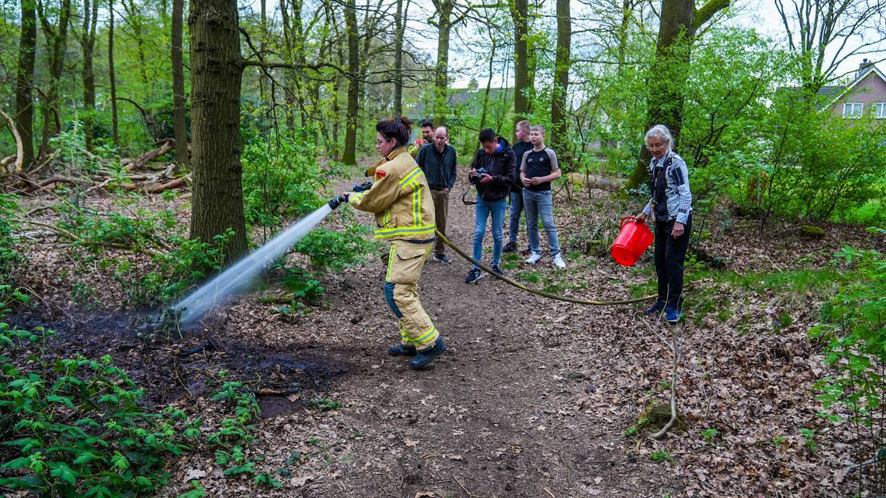 Buurtbewoners hielpen met blussen (foto: Dave Hendriks / SQ Vision).