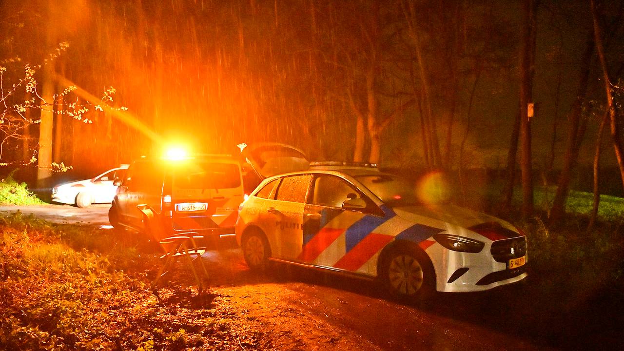 De politie onderzoekt wat er precies gebeurd is aan de Fressevenweg in Bergeijk (foto: Rico Vogels/SQ Vision).