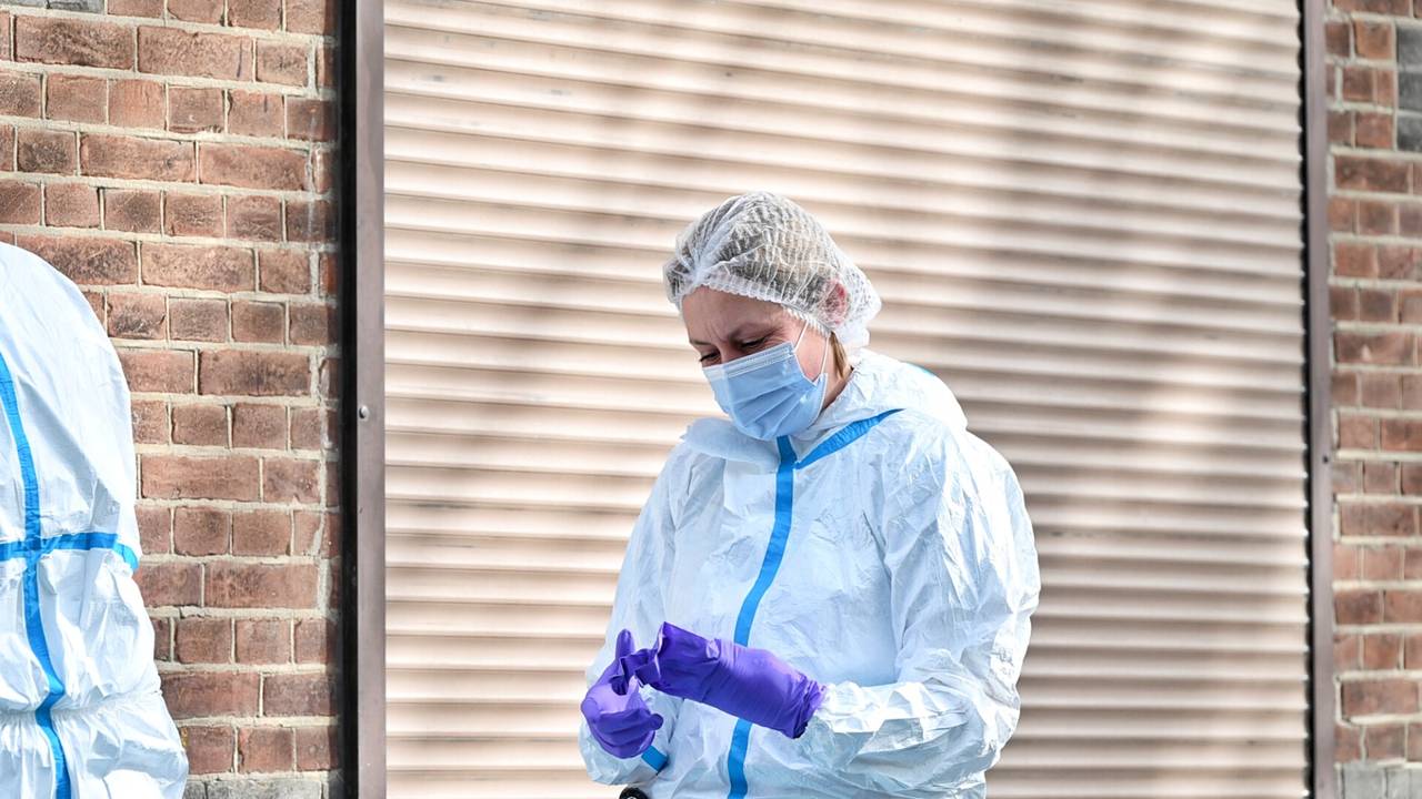 De forensische opsporing aan het werk in de Zuid-Oosterstraat (Foto: SQ Vision/Toby de Korte).